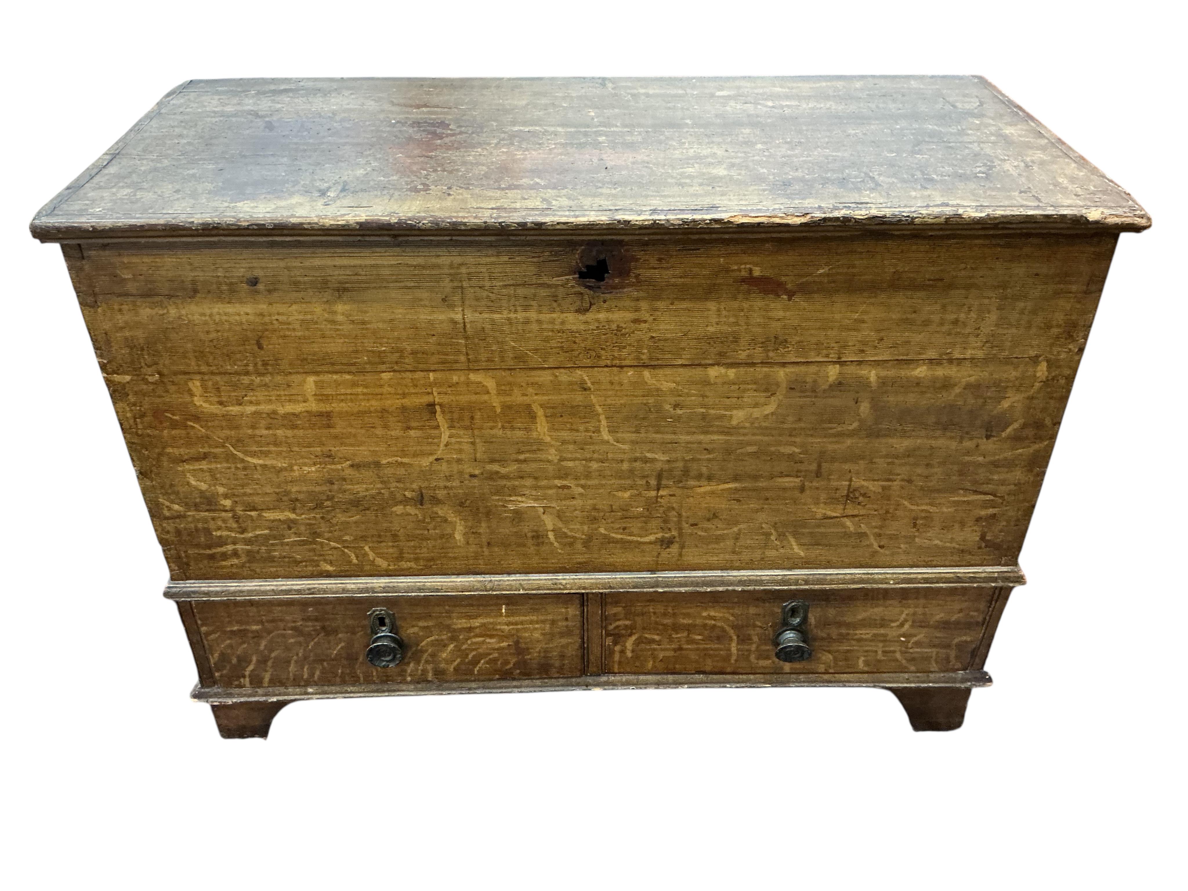 A small early 19th century pine mule chest with painted simulated grain, width 92cm, depth 41cm, height 67cm